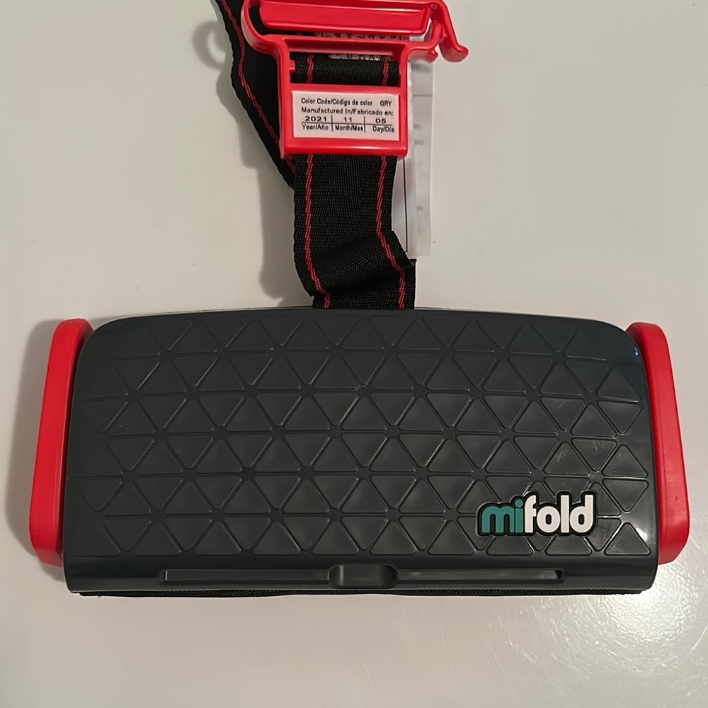 Mifold Grab-And-Go Compact Car Booster Portable
Seat Black / Red Traveling Seat